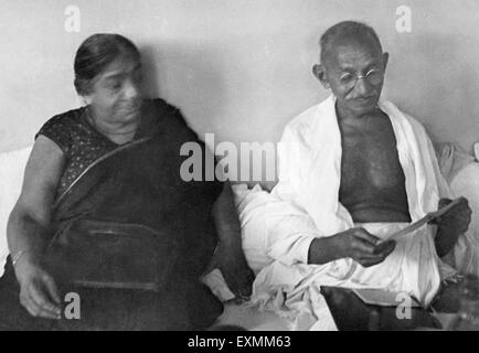 Il Mahatma Gandhi e Sarojini Naidu a Birla House ; Mumbai ; 1944 n. MR Foto Stock