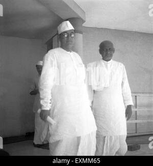 Subhash Chandra Bose con Sardar Vallabhbhai Patel, Bombay, Mumbai, Maharashtra, 1940, India, Asia, vecchia immagine del 1900 vintage Foto Stock