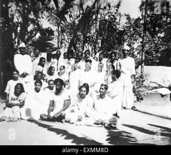 Lavoratori del campo Gandhi per lavoro di soccorso a Noakhali con il loro capitano ; Satish Das Gupta ; al centro ; novembre 1946 ; vecchia immagine d'annata 1900s Foto Stock