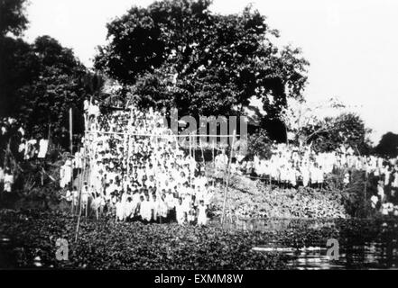 Mahatma Gandhi ceneri immerse nel fiume Ganga, Dhaka, Bengala, febbraio 1948, India, Bangladesh, Asia, vecchia immagine del 1900 Foto Stock