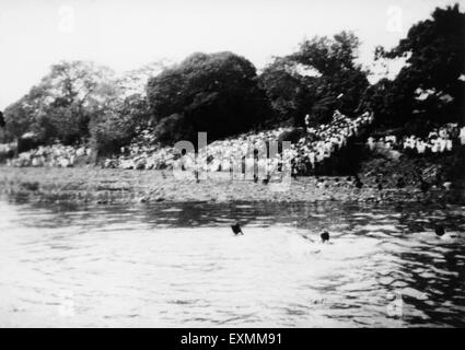 Mahatma Gandhi ceneri immerse nel fiume Ganga, Dhaka, Bengala, febbraio 1948, India, Bangladesh, Asia, vecchia immagine del 1900 Foto Stock