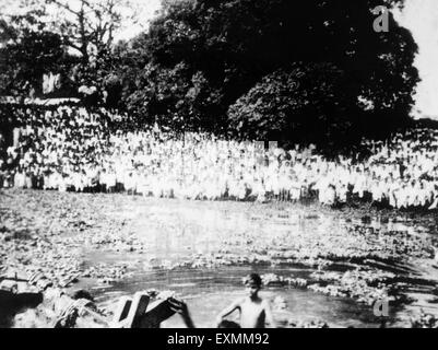 Mahatma Gandhi ceneri immerse nel fiume Ganga, Dhaka, Bengala, febbraio 1948, India, Bangladesh, Asia, vecchia immagine del 1900 Foto Stock