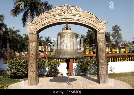 Campana enorme ; Dhamma Chakka ; Pavattana Sutta ; tempio buddista ; Mulagandhakuty Vihara ; Mulagandha Kuti Vihara ; Sarnath ; Varanasi ; Utar Pradesh ; India ; Asia Foto Stock