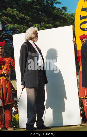 Maqbool Fida Husain comunemente noto come MF Husain, era un moderno pittore indiano di riconoscimenti a livello internazionale e uno dei membri fondatori della progressiva gruppo di artisti di Bombay. Egli aveva anche una mano come un regista. Foto Stock
