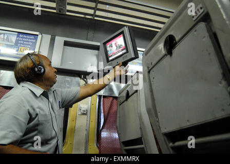 Il passeggero di guardare la televisione introdurre dalle ferrovie indiane su base sperimentale in uno di aria condizionata carrello Mumbai Foto Stock