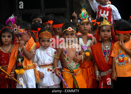 I bambini vestiti da Radha Krishna per celebrare Janmashtami festival di Bombay ora Mumbai India Maharashtra Foto Stock
