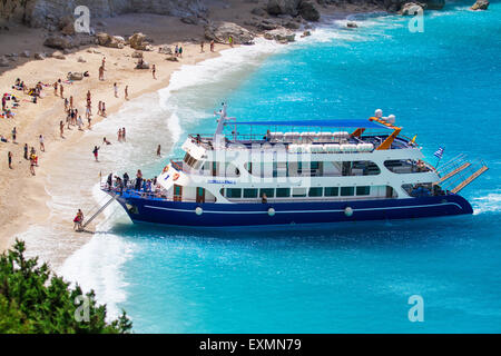 Turista nave al Porto Katsiki beach , Lefkada isola ,Grecia Foto Stock