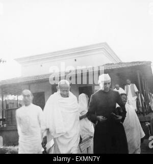 Pyarelal Nayar ; il Mahatma Gandhi ; Jawaharlal Nehru e Amtus Salam a piedi a Khadi Pratishthan ; Sodepur Calcutta Foto Stock