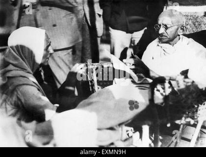 Mirabehn in discussione con il Mahatma Gandhi sulla SS Rajputana sul loro soggiorno in Inghilterra ; Settembre 1931 ; India Foto Stock