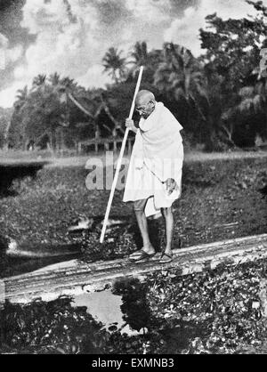 Mahatma Gandhi visita a piedi nella zona colpita dalla rivolta di Ramganj, Noakhali, Bengala occidentale, India, Asia, 25 novembre 1946 vecchia foto vintage anni '1900 Foto Stock