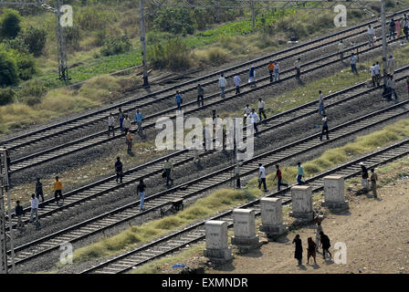 Persone che camminano sulla ferrovia ; Bombay ; Mumbai ; Maharashtra ; India ; Asia ; Asia ; indiano Foto Stock