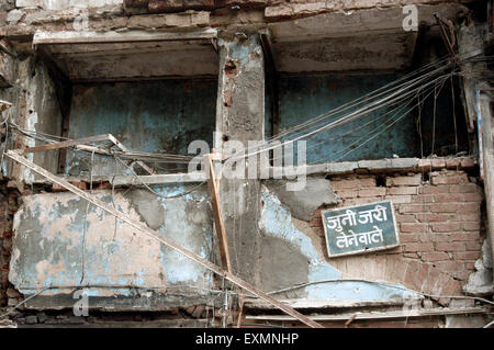 Building danneggiato bomba esplosione Zaveri Bazaar Kalbadevi Bombay Mumbai India Foto Stock