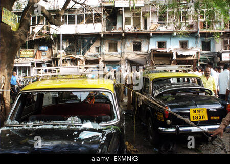 Vetro del parabrezza rotto i taxi danni bomba esplosione Zaveri Bazaar Kalbadevi Bombay Mumbai India Maharashtra Foto Stock