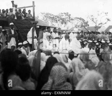 Il Mahatma Gandhi e Sardar Vallabhbhai Patel ad un incontro di preghiera durante il Mahatma Gandhi Rashtriyashala veloce Ashram Rajkot Foto Stock