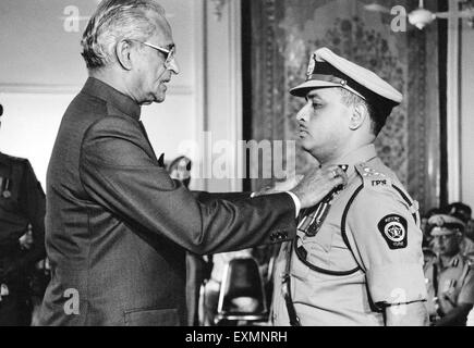 Governatore P C Alexander onorare l'ufficiale di polizia Bombay Mumbai Maharashtra India Foto Stock