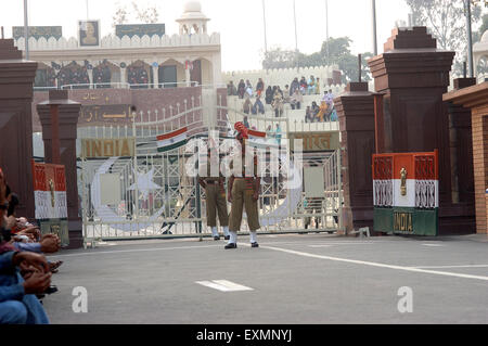 Indian dell esercito alla frontiera Wagah cancello vicino Amritsar Punjab india Foto Stock