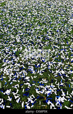 Un sacco di coriandoli sul tappeto erboso di un campo di calcio dopo un momento di festa Foto Stock