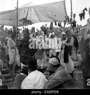 Il Mahatma Gandhi durante la cerimonia di apertura del Kamla Nehru Memorial Hospital di Allahabad ; ventottesimo febbraio 1941 ; India n. MR Foto Stock