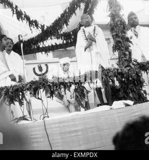 Il Mahatma Gandhi durante la cerimonia di apertura del Kamla Nehru Memorial Hospital di Allahabad ; 28 Febbraio 1941 Foto Stock