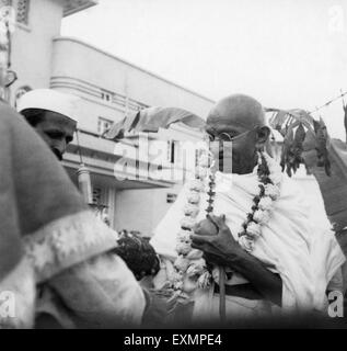 Il Mahatma Gandhi durante la cerimonia di apertura del Kamla Nehru Memorial Hospital di Allahabad ; ventottesimo febbraio 1941 ; India n. MR Foto Stock