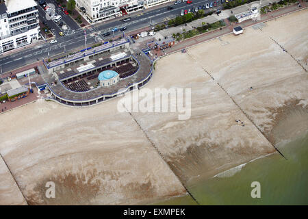 Le fotografie aeree da un ultraleggero, su Eastbourne bandstand sul Grand Parade lungomare, East Sussex, Regno Unito Foto Stock