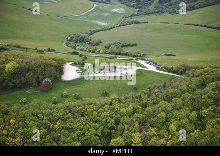 Fotografia aerea da un ultraleggero, su campagna e dei percorsi escursionistici a Butts Brow car park, South Downs, East Sussex, Regno Unito Foto Stock