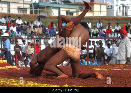 Wrestling indiano tradizionale, festival di Vijayadashami, festival di Dussehra, festival di Dasara, festival di Dashain, Dussera festival, dusera festival, Mysore, Mysuru, Karnataka, India, Asia Foto Stock