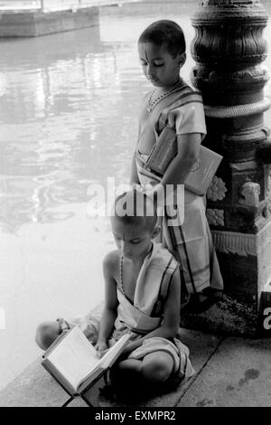 Ragazzi che imparano l'antica educazione culturale vedica, Prahlada Gurukula, Pejavara Matha, Thenkpete, Udupi, Karnataka, India, Asia Foto Stock