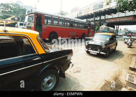 Traffico taxi bus tasses, Bombay, Mumbai, Maharashtra, India, Asia Foto Stock