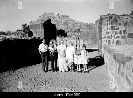 Gita di famiglia per vedere Daulatabad fort; Aurangabad ; Maharashtra ; India Signor#477 Foto Stock