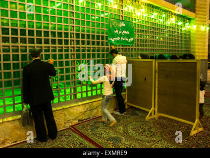 Pellegrini in preghiera davanti alla tomba di Ayatollah Ruhollah Khomeini Musawi sepolto accanto a suo figlio Ahmed Khomeini, Shemiranat County, Behesht-e Zahra, Iran Foto Stock