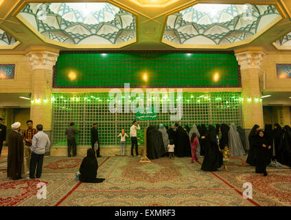 Pellegrini in preghiera di fronte all'Ayatollah Khomeini Mausoleo, Shemiranat County, Behesht-e Zahra, Iran Foto Stock