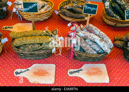 I salumi locali o salsiccia in vendita presso il mercato, Carpentras, Provenza, Francia Foto Stock