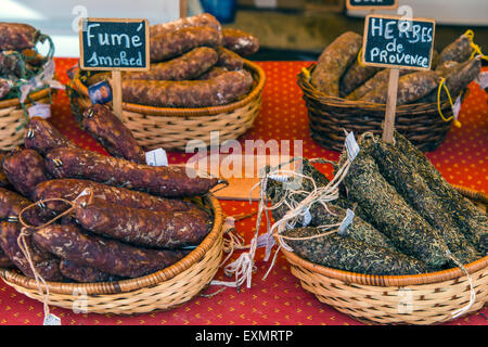 I salumi locali o salsiccia in vendita presso il mercato, Carpentras, Provenza, Francia Foto Stock