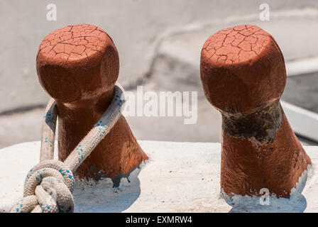 Vecchio di legno barca da pesca bitte con fune avvolta intorno. Close-up. Foto Stock