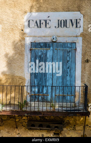 Facciata di una vecchia casa con dipinti shop accedi Aurel, Provenza, Francia Foto Stock