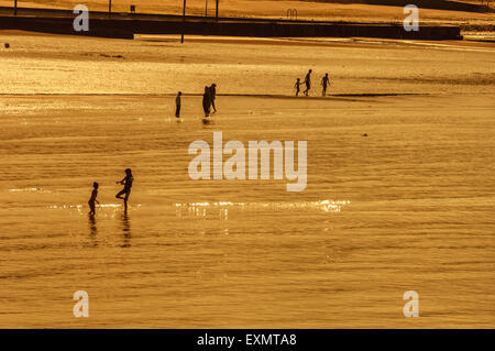 I villeggianti giocando sulla spiaggia e il mare a Margate. Kent REGNO UNITO Foto Stock