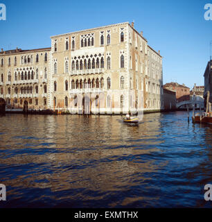 Prachtbauten am Canal Grande in der Lagunenstadt Venedig, ITALIEN 1980er Jahre. Splendidi palazzi sul Canal Grande nella città lagunare Venezia, Italia degli anni ottanta. Foto Stock