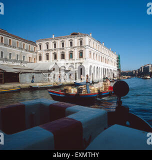 Prachtbauten am Canal Grande in der Lagunenstadt Venedig, ITALIEN 1980er Jahre. Splendidi palazzi sul Canal Grande nella città lagunare Venezia, Italia degli anni ottanta. Foto Stock