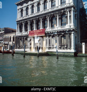 Prachtbauten am Canal Grande in der Lagunenstadt Venedig, ITALIEN 1980er Jahre. Splendidi palazzi sul Canal Grande nella città lagunare Venezia, Italia degli anni ottanta. Foto Stock