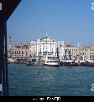 Prachtbauten am Canal Grande in der Lagunenstadt Venedig, ITALIEN 1980er Jahre. Splendidi palazzi sul Canal Grande nella città lagunare Venezia, Italia degli anni ottanta. Foto Stock