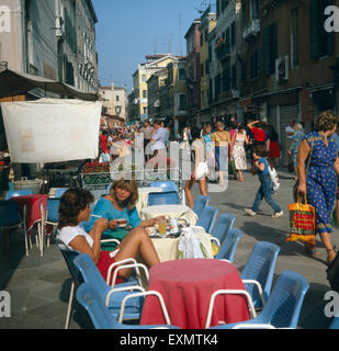 Buntes Treiben in den Caffetterie Ristoranti und von Venedig, ITALIEN 1980er Jahre. Attività colorati nei caffè e nei ristoranti della città lagunare Venezia, Italia degli anni ottanta. Foto Stock