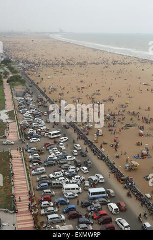 Fine settimana folle e ca completo parco sulla spiaggia di Marina di Chennai Foto Stock