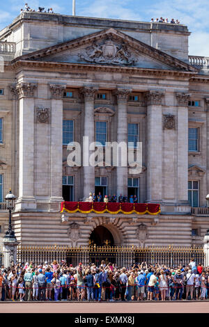 La famiglia reale britannica in piedi sul balcone di Buckingham Palace a Londra, Inghilterra Foto Stock