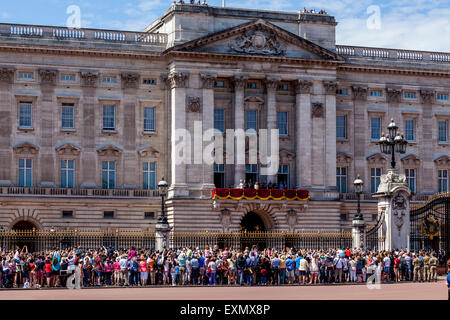 La famiglia reale britannica in piedi sul balcone di Buckingham Palace a Londra, Inghilterra Foto Stock