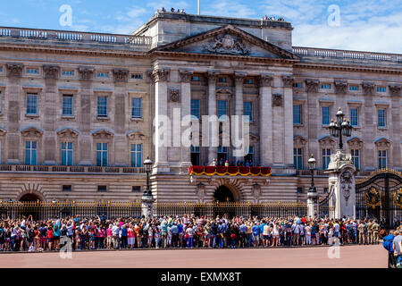 La famiglia reale britannica sul balcone di Buckingham Palace a Londra, Inghilterra Foto Stock