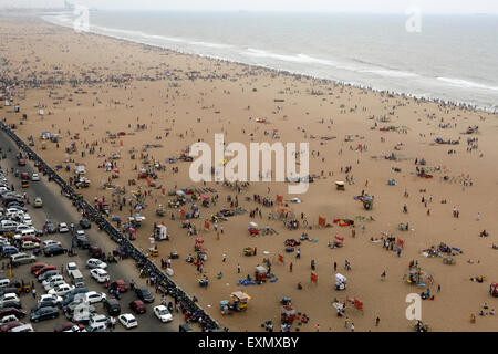 Fine settimana folle e piena auto Parco sulla spiaggia di Marina di Chennai Foto Stock