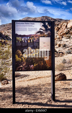 Segno che segna il percorso e i punti salienti della quarantanove Palms Trail a Joshua Tree National Park, California, Stati Uniti d'America. Foto Stock