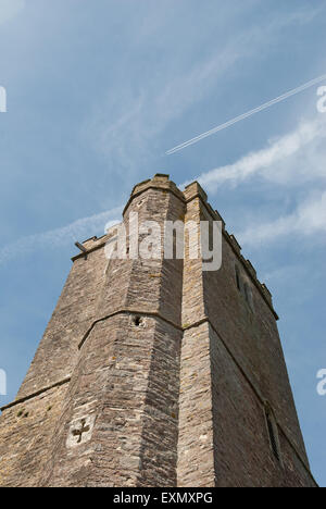 Oriente Ogwell, Devon, Inghilterra. Antica torre di San Bartolomeo la chiesa e piano di volo. Foto Stock