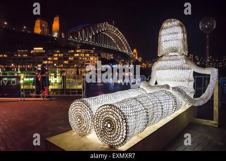 Festival di vivida luce, installazioni, scultura, le rocce con Harbour Bridge dietro, Sydney, Australia Foto Stock